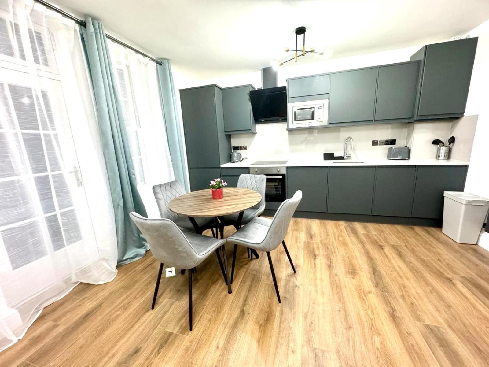 City Centre One Bedroom Apartment Next To Station, Newly Renovated 伦敦 外观 照片