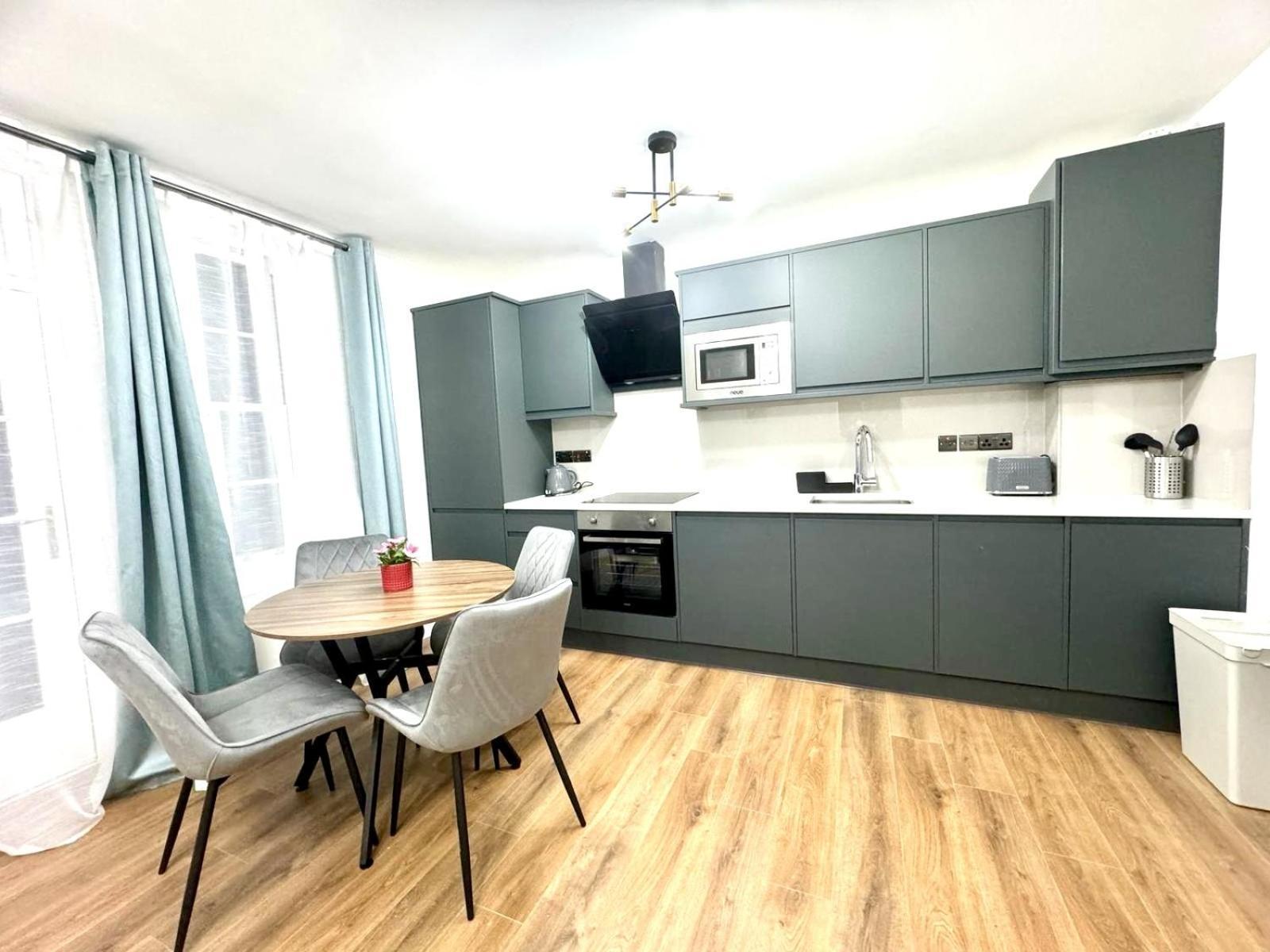 City Centre One Bedroom Apartment Next To Station, Newly Renovated 伦敦 外观 照片