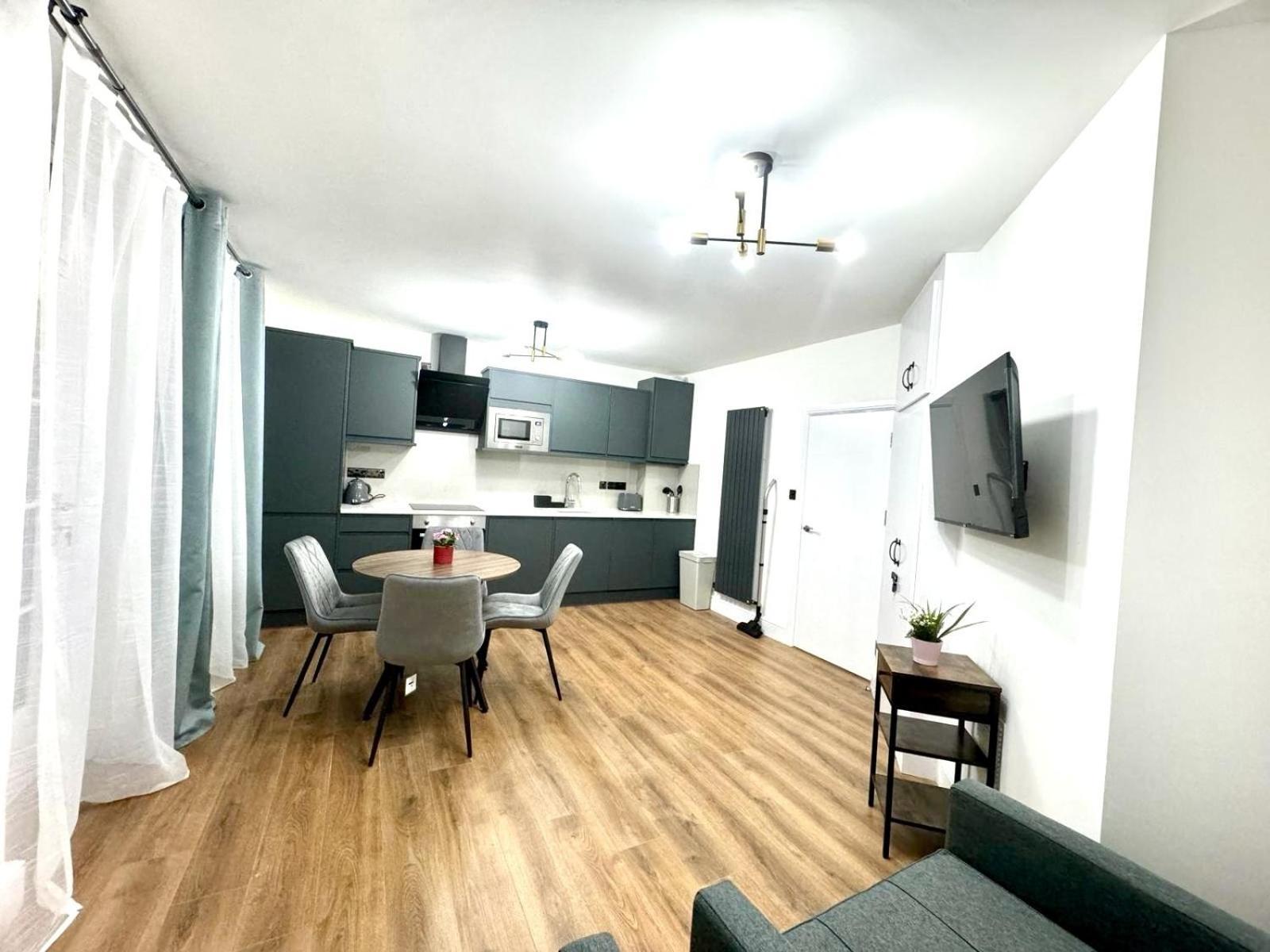 City Centre One Bedroom Apartment Next To Station, Newly Renovated 伦敦 外观 照片