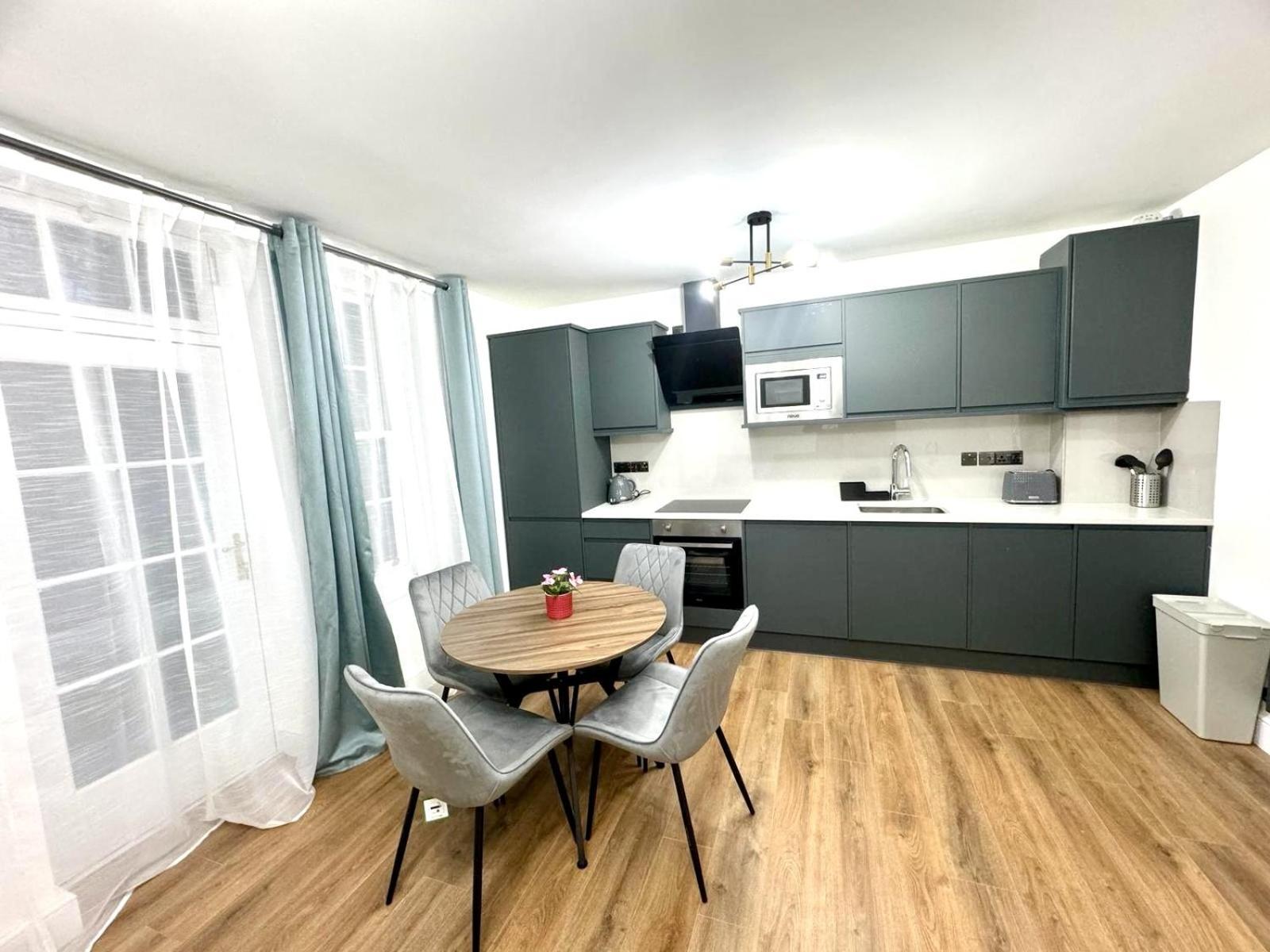 City Centre One Bedroom Apartment Next To Station, Newly Renovated 伦敦 外观 照片