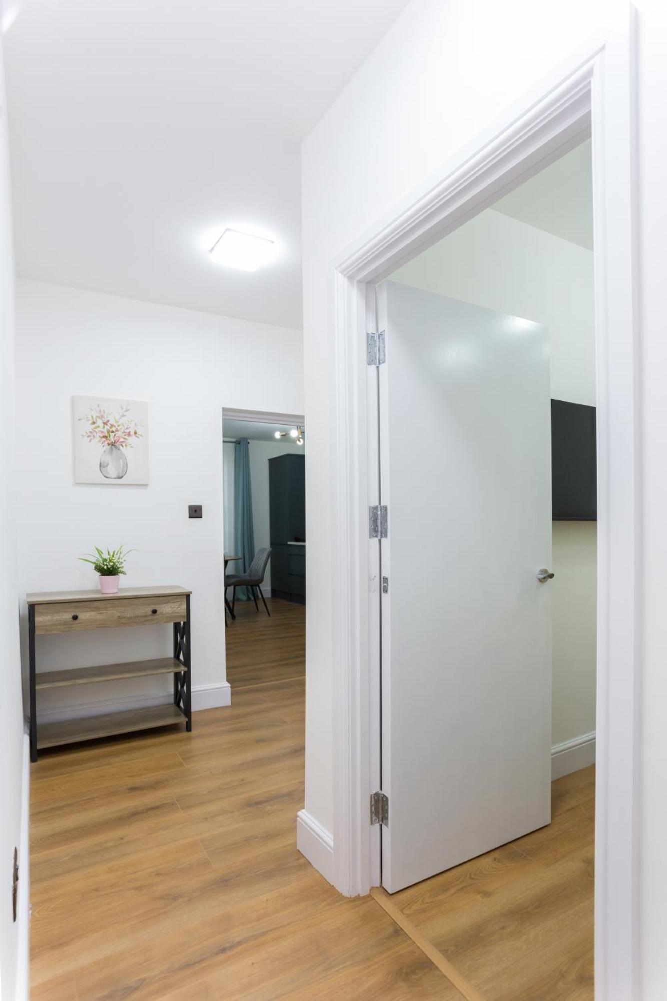 City Centre One Bedroom Apartment Next To Station, Newly Renovated 伦敦 外观 照片
