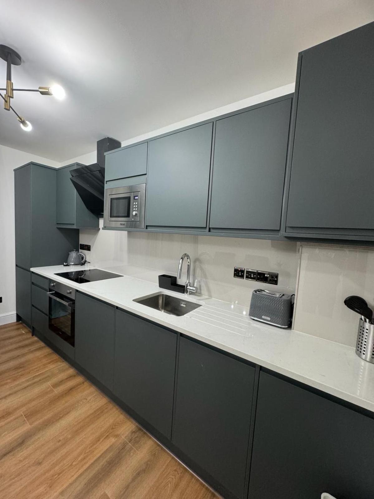 City Centre One Bedroom Apartment Next To Station, Newly Renovated 伦敦 外观 照片