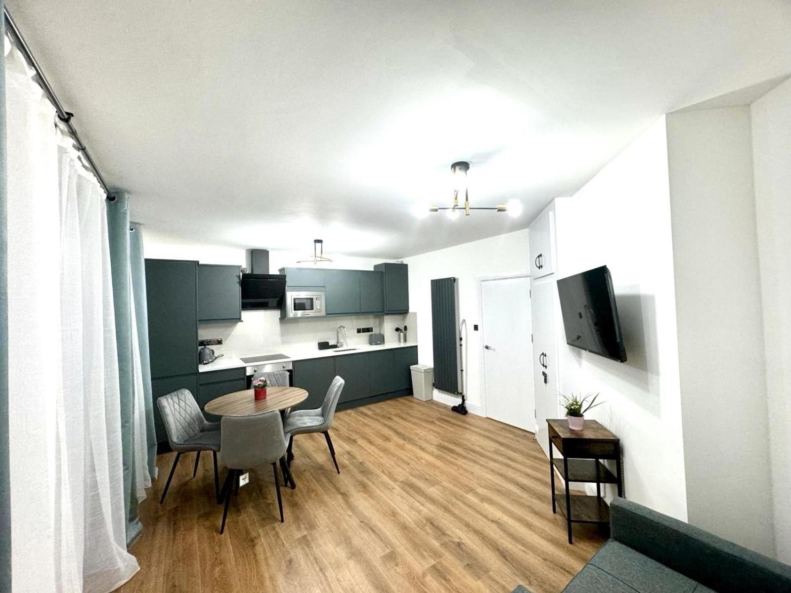City Centre One Bedroom Apartment Next To Station, Newly Renovated 伦敦 客房 照片